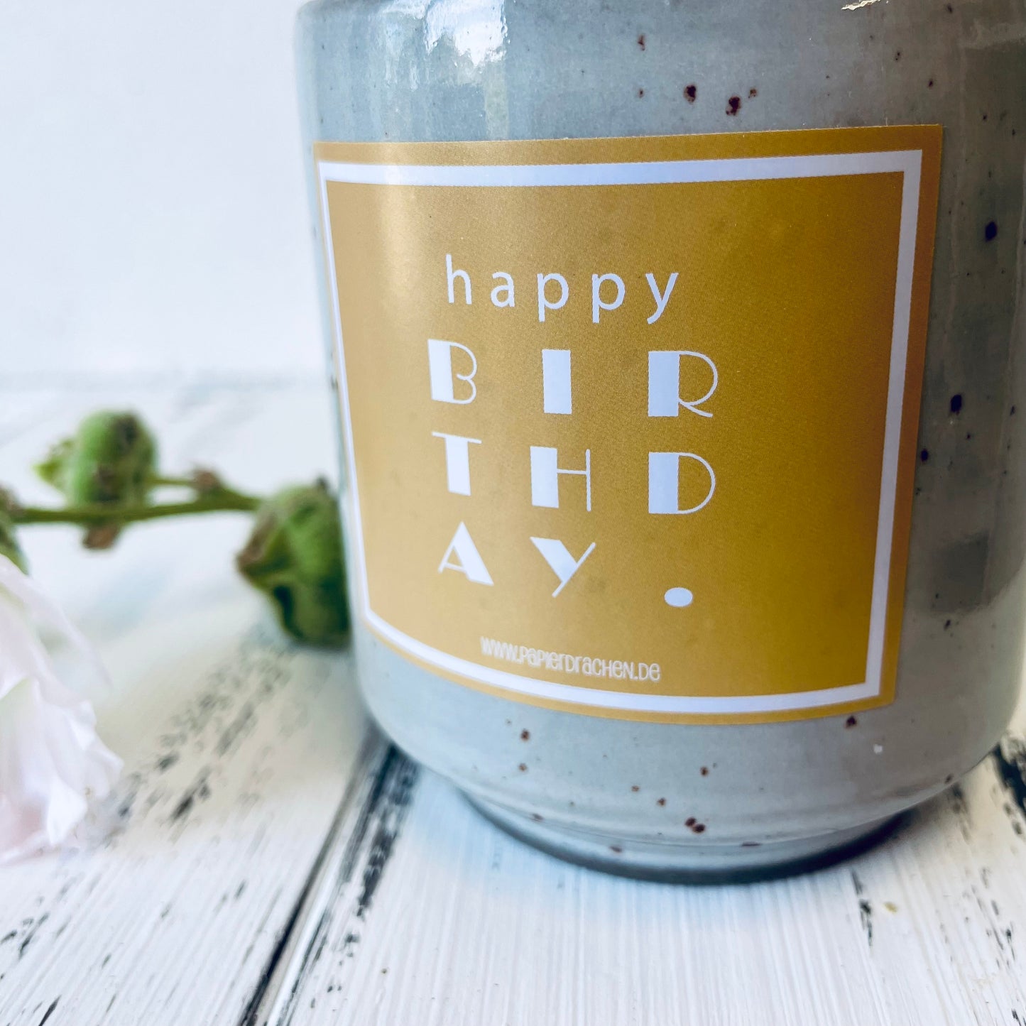 Geburtstagskerze – „Happy Birthday“, witzige Kerze, Bienenwachskerze, Steinzeugkeramik