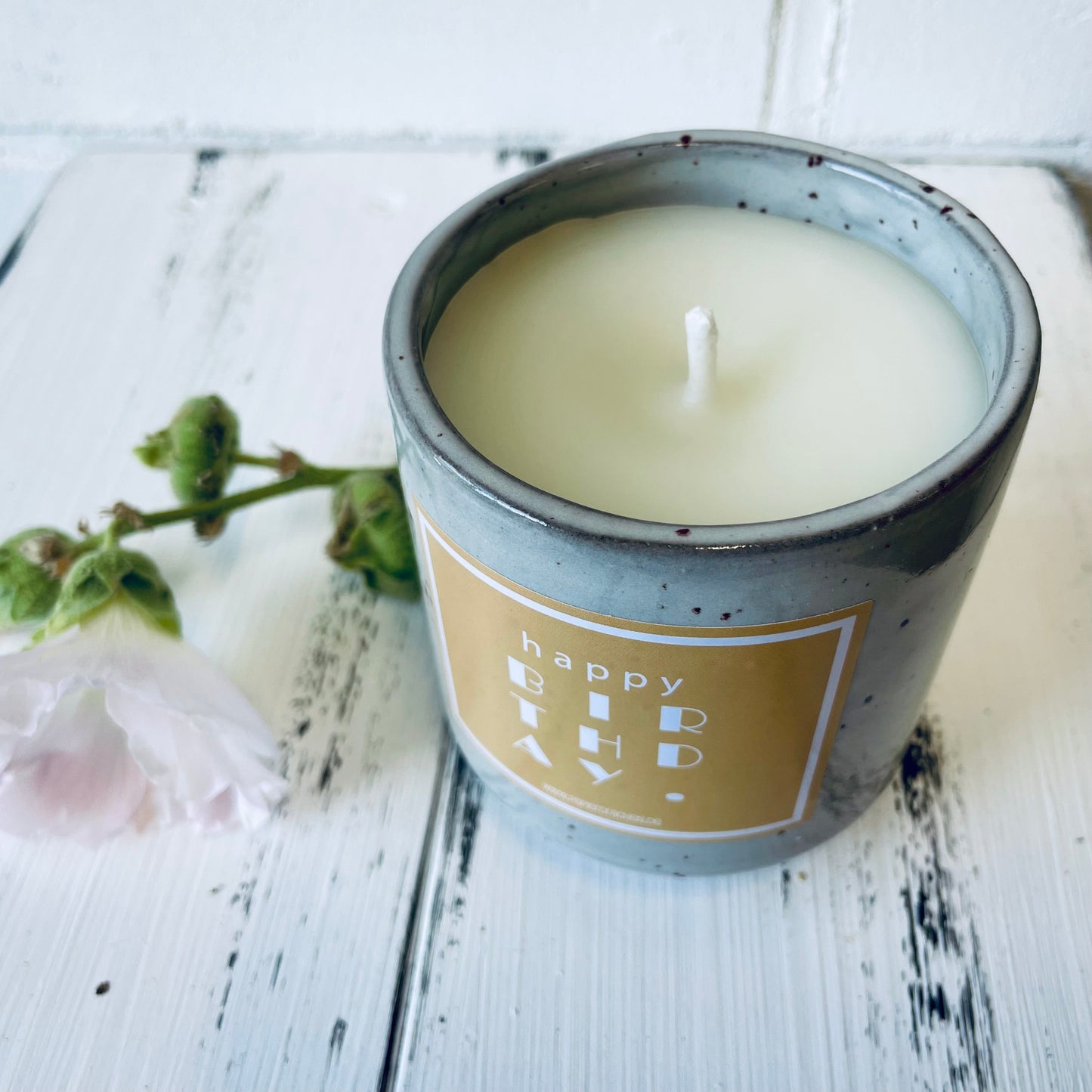 Geburtstagskerze – „Happy Birthday“, witzige Kerze, Bienenwachskerze, Steinzeugkeramik