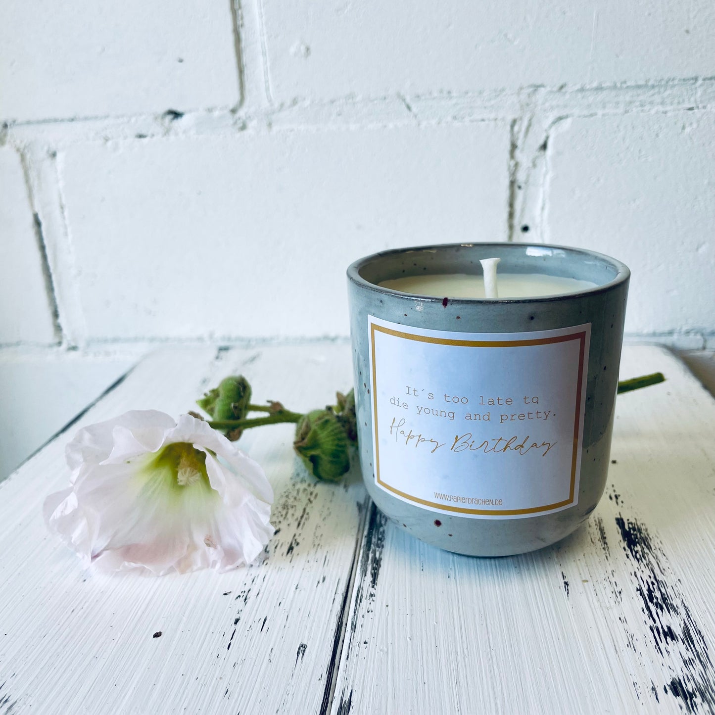 Kerze mit Botschaft – „It’s to Late to die Young and pretty…!, Bienenwachskerze, Brenndauer ca. 28 Stunden, Geburtstagskerze