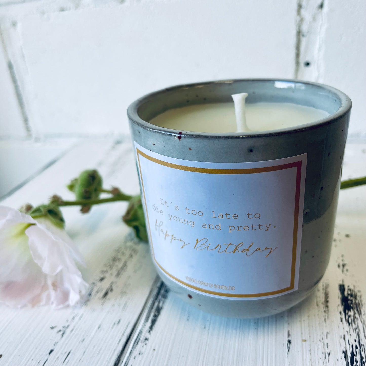 Kerze mit Botschaft – „It’s to Late to die Young and pretty…!, Bienenwachskerze, Brenndauer ca. 28 Stunden, Geburtstagskerze