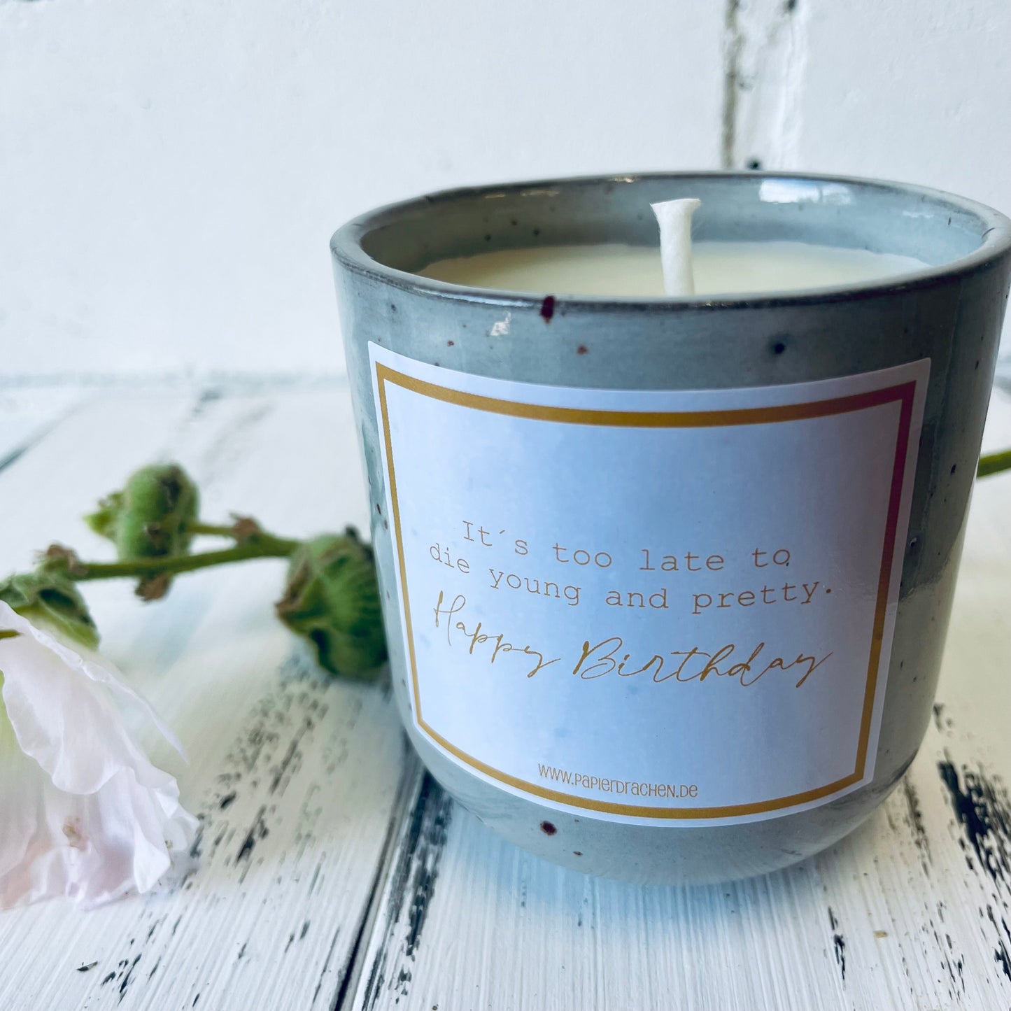 Kerze mit Botschaft – „It’s to Late to die Young and pretty…!, Bienenwachskerze, Brenndauer ca. 28 Stunden, Geburtstagskerze