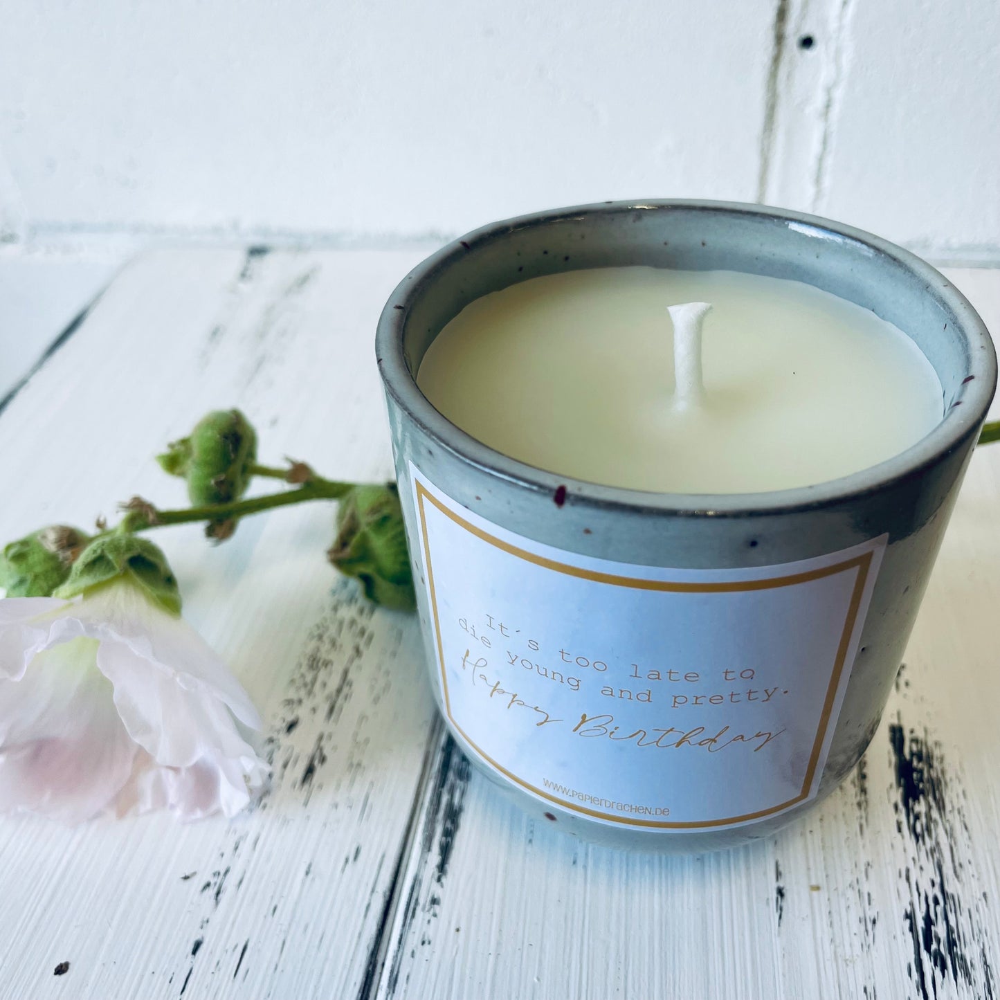 Kerze mit Botschaft – „It’s to Late to die Young and pretty…!, Bienenwachskerze, Brenndauer ca. 28 Stunden, Geburtstagskerze