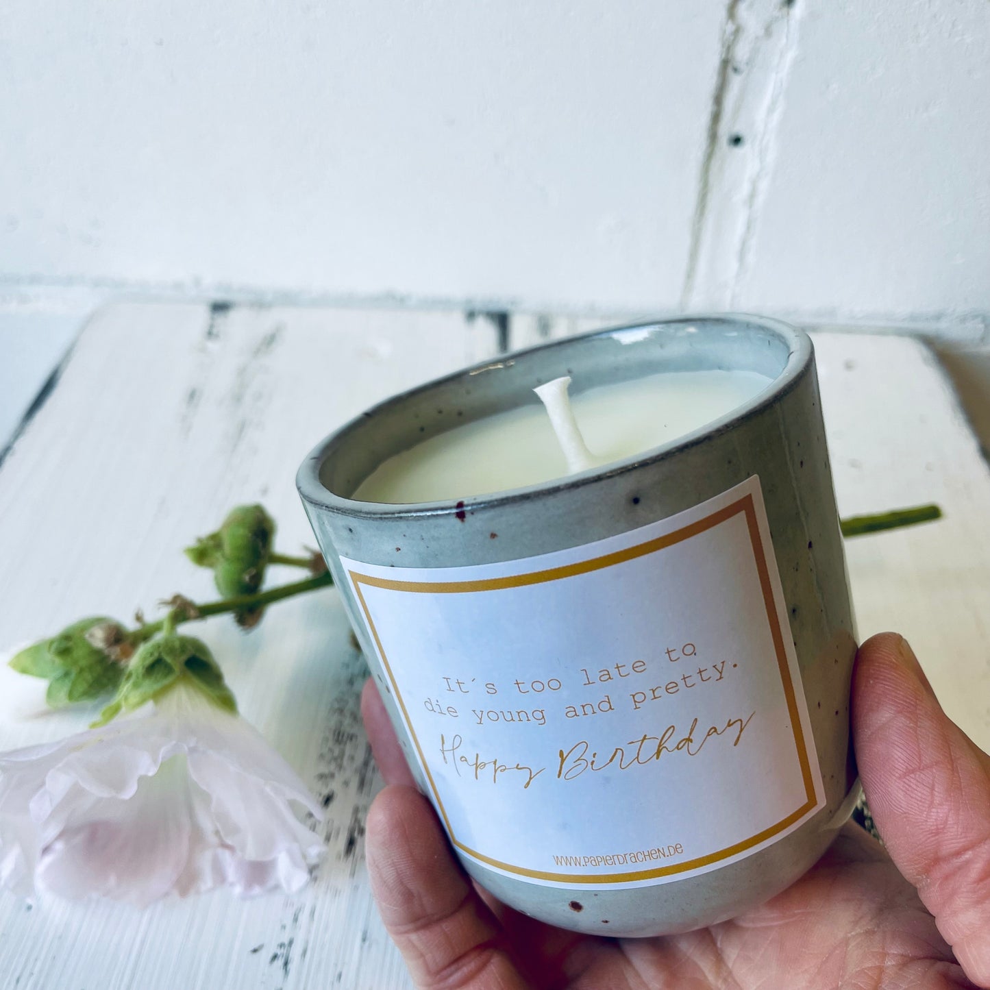 Kerze mit Botschaft – „It’s to Late to die Young and pretty…!, Bienenwachskerze, Brenndauer ca. 28 Stunden, Geburtstagskerze