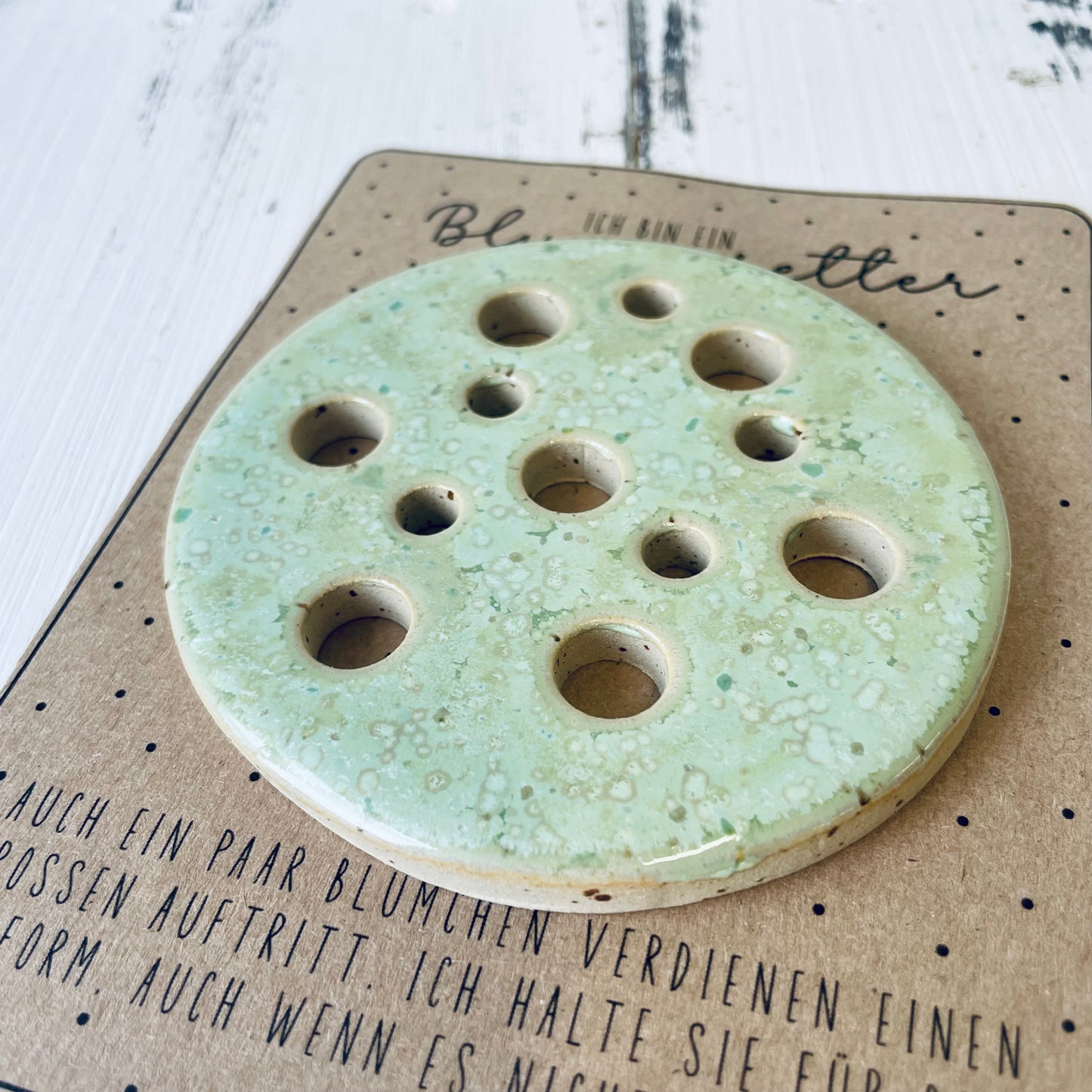 Grüner Blumenretter aus Keramik – handgemachte Blumensteckhilfe – Blumendeckel für Vasen & Gläser – nachhaltige Geschenkidee, Floristik-Tool