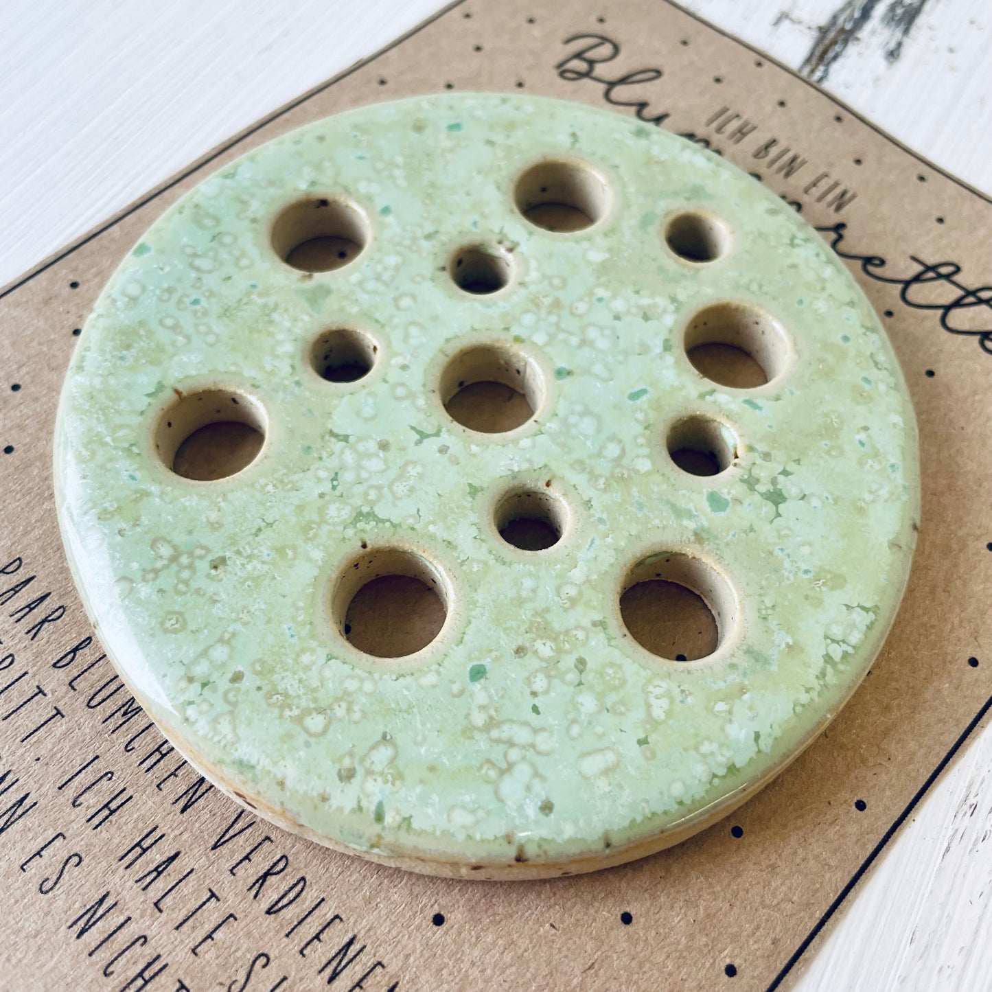 Grüner Blumenretter aus Keramik – handgemachte Blumensteckhilfe – Blumendeckel für Vasen & Gläser – nachhaltige Geschenkidee, Floristik-Tool