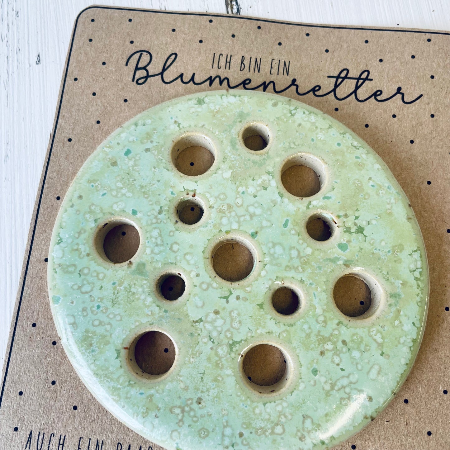 Grüner Blumenretter aus Keramik – handgemachte Blumensteckhilfe – Blumendeckel für Vasen & Gläser – nachhaltige Geschenkidee, Floristik-Tool