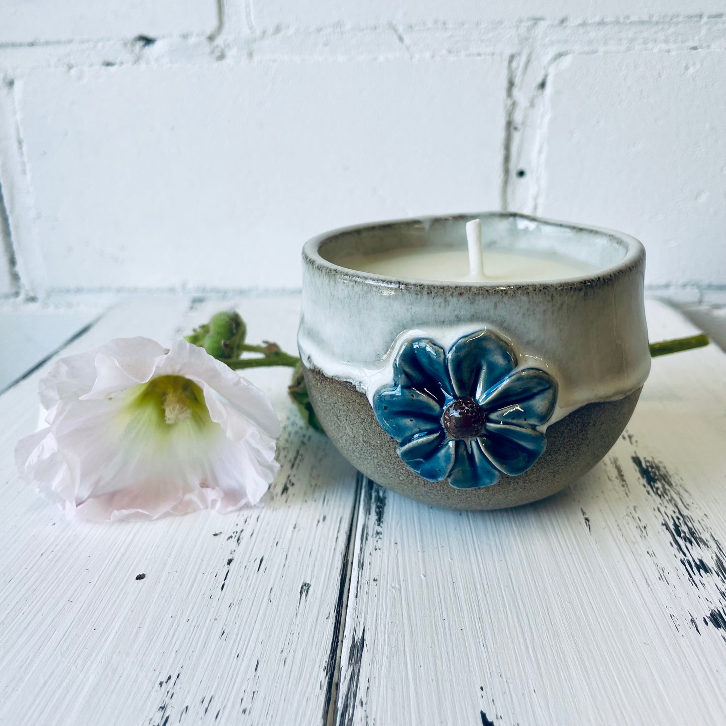 Handgemachte Kerze in Keramiktasse mit Blüten-Relief, Steinzeugkeramik, Bienenwachskerze