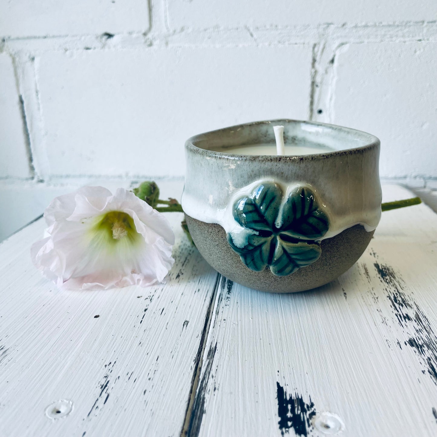 Handgemachte Kerze in Keramiktasse mit Blüten-Relief, Steinzeugkeramik, Bienenwachskerze