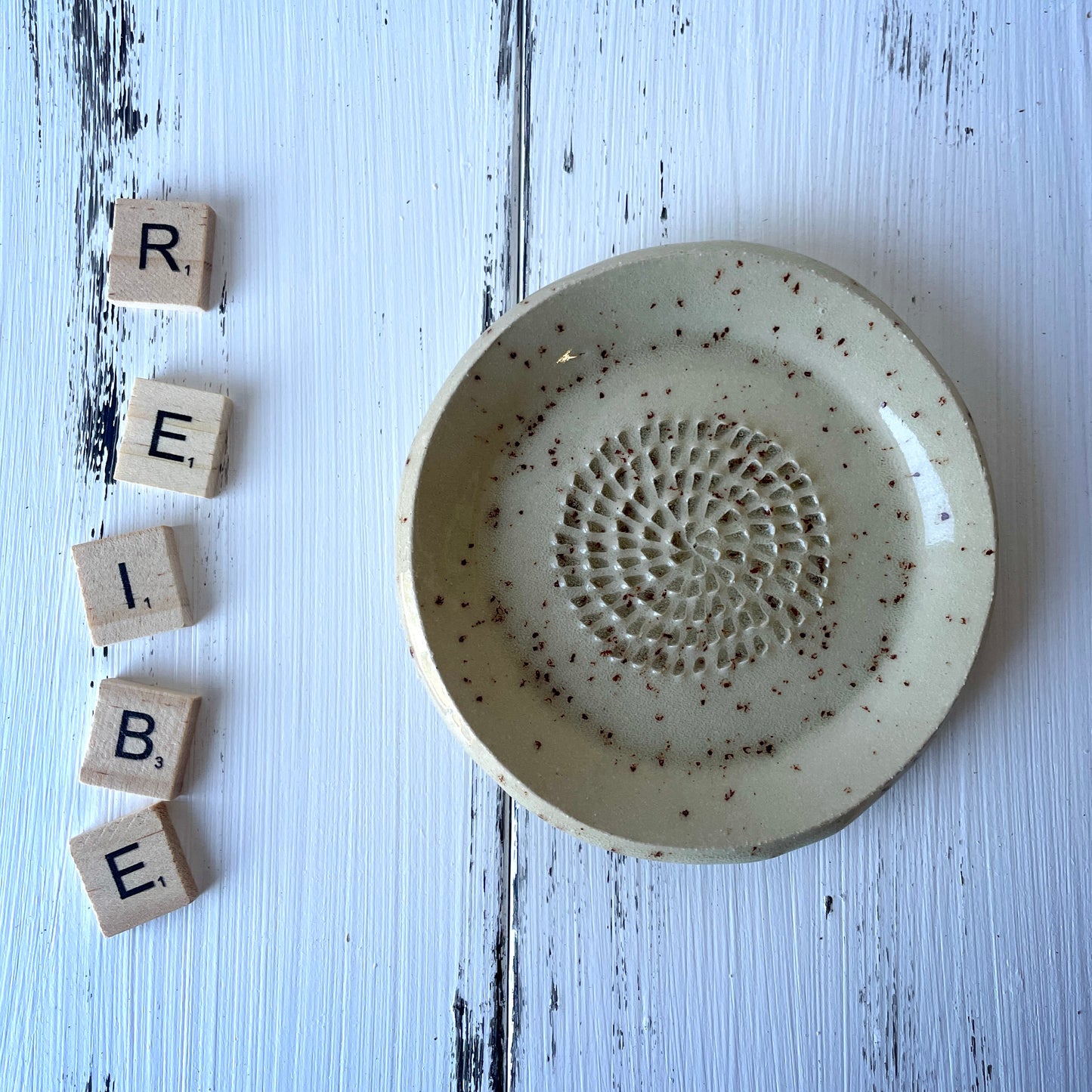 kleine Keramikreibe – handgemachter Küchenhelfer, Steinzeug