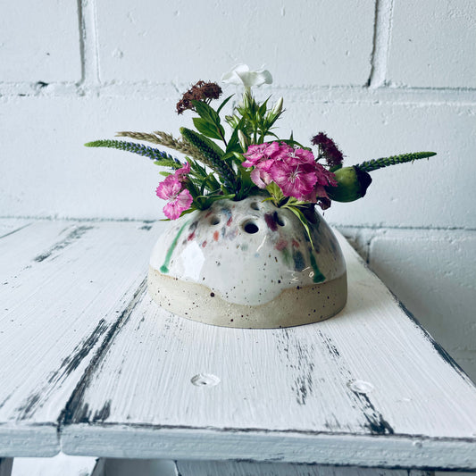 Handgemachte Kugelvase aus Keramik - kleine halbrunde Vase für Gartenblumen