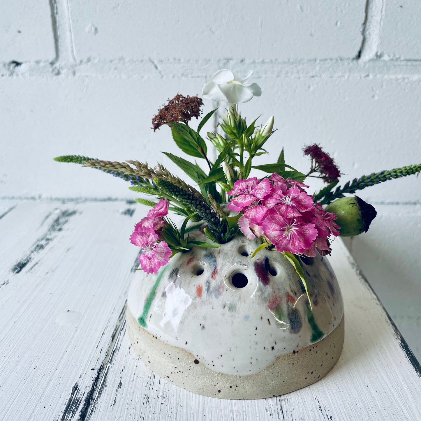Handgemachte Kugelvase aus Keramik - kleine halbrunde Vase für Gartenblumen