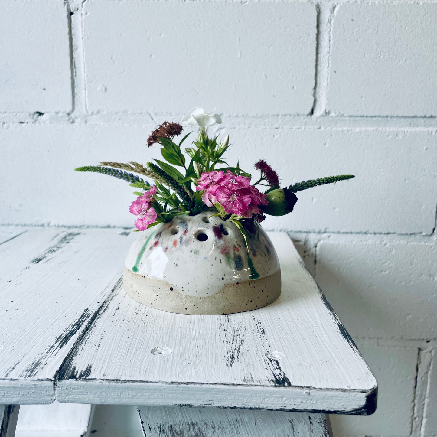 Handgemachte Kugelvase aus Keramik - kleine halbrunde Vase für Gartenblumen