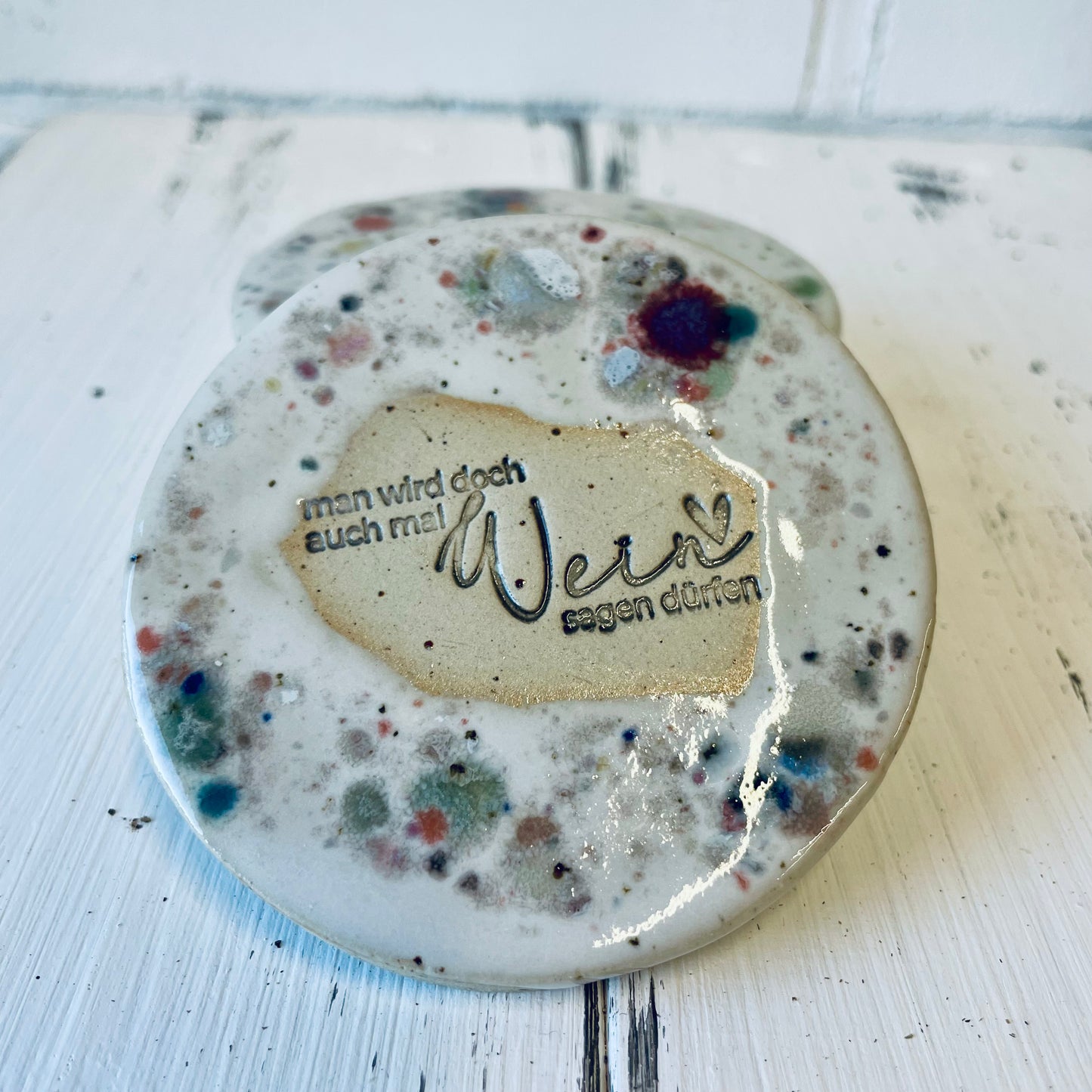 Handgemachte Keramik-Untersetzer – verschiedene Sprüche für Weinliebhaber | Steinzeugkeramik, witzige runde Untersetzter, 8 cm Durchmesser