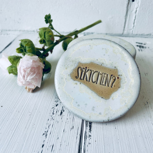 kleiner Handgemachter Keramik-Untersetzer – „Sektchen?“ – perfekt für Mädelsabend & Feierlichkeiten, 7,3 cm Durchmesser