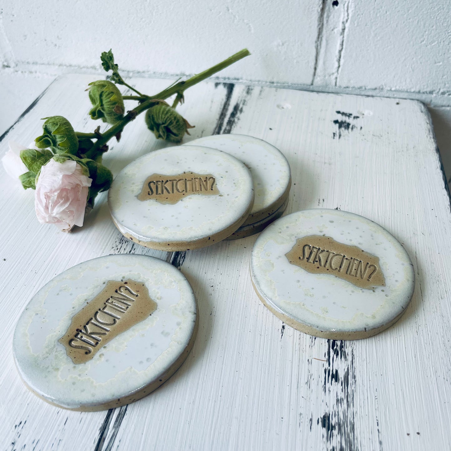 kleiner Handgemachter Keramik-Untersetzer – „Sektchen?“ – perfekt für Mädelsabend & Feierlichkeiten, 7,3 cm Durchmesser