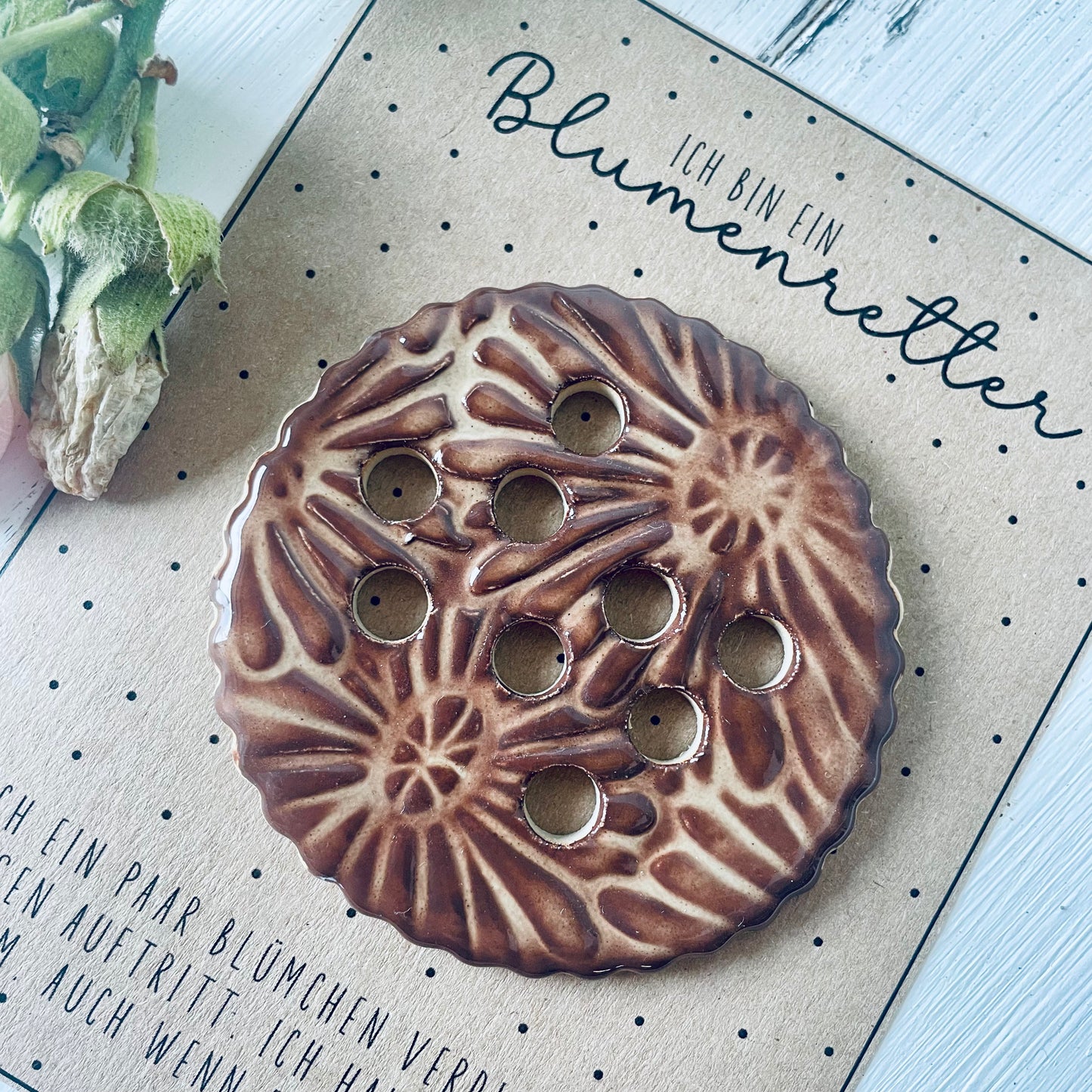 Brauner Blumenretter aus Keramik – handgemachte Blumensteckhilfe – Blumendeckel für Vasen & Gläser – nachhaltige Geschenkidee, Floristik-Tool