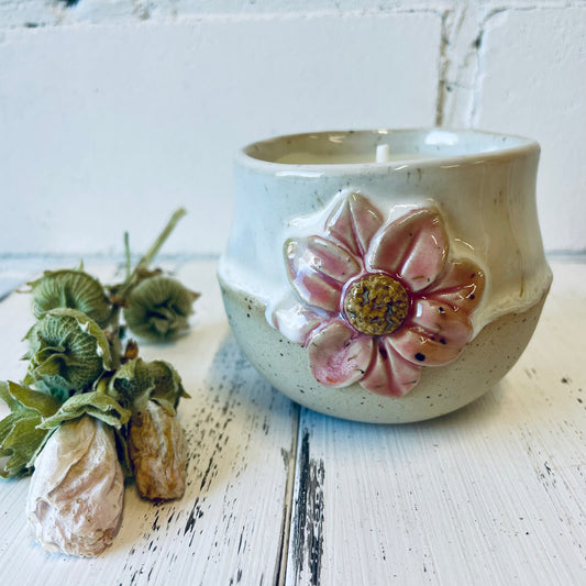 Handgemachte Kerze in Keramiktasse mit Blüten-Relief, Steinzeugkeramik, Bienenwachskerze
