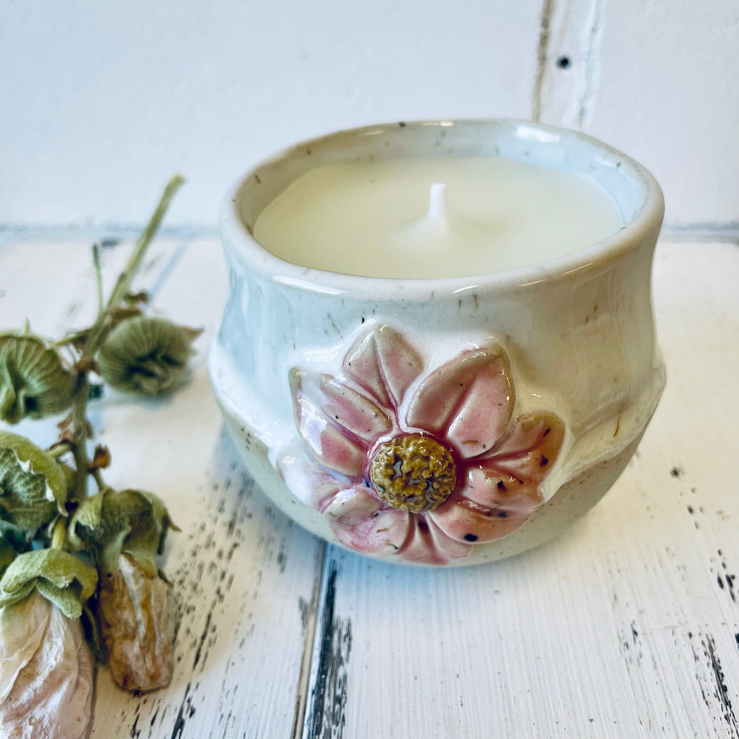 Handgemachte Kerze in Keramiktasse mit Blüten-Relief, Steinzeugkeramik, Bienenwachskerze