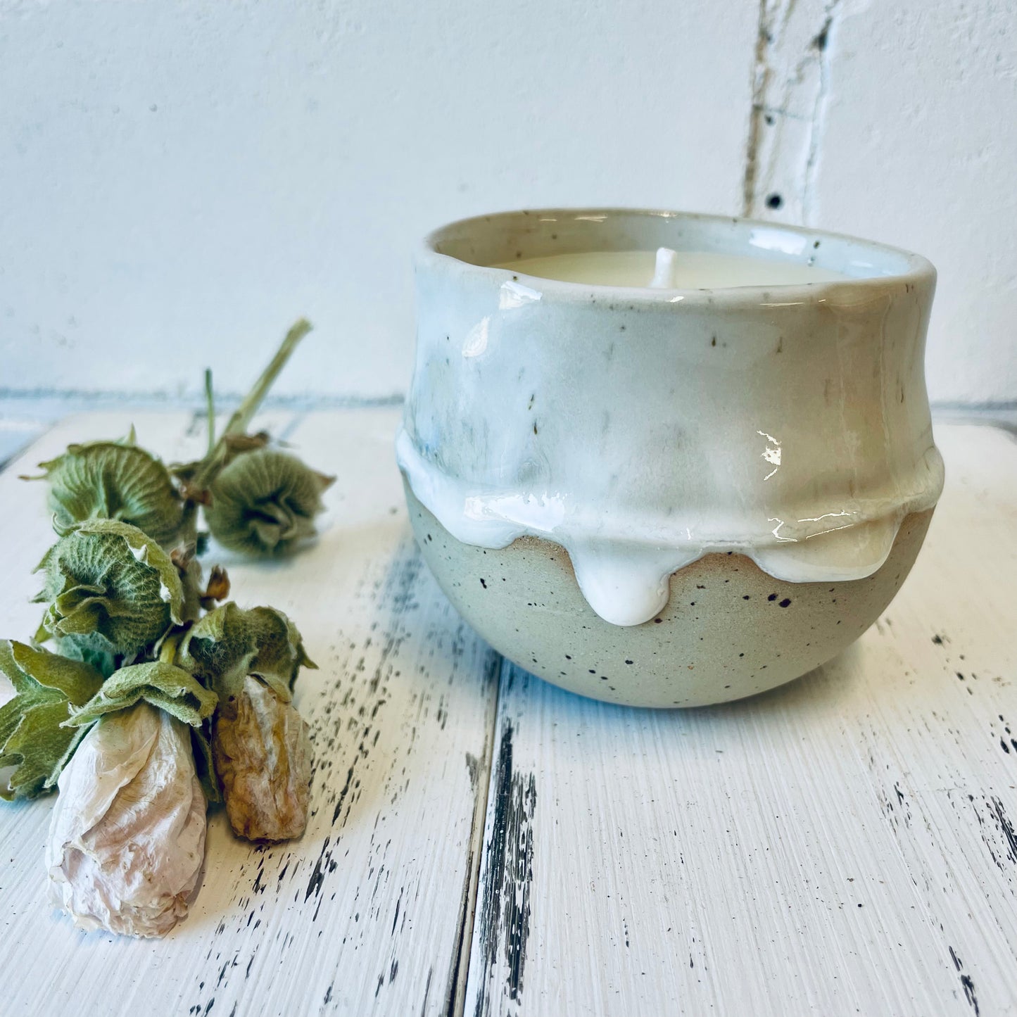 Handgemachte Kerze in Keramiktasse mit Blüten-Relief, Steinzeugkeramik, Bienenwachskerze