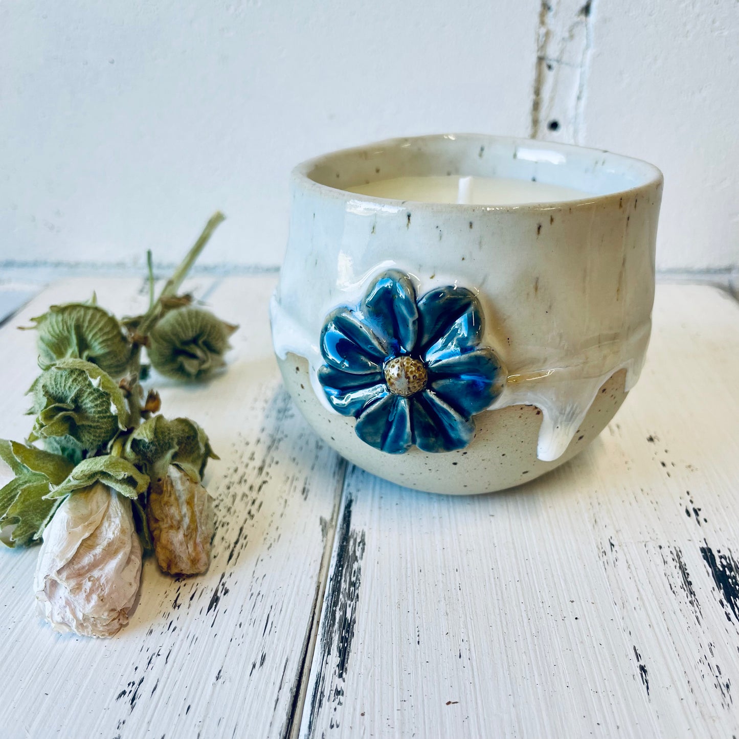 Handgemachte Kerze in Keramiktasse mit Blüten-Relief, Steinzeugkeramik, Bienenwachskerze