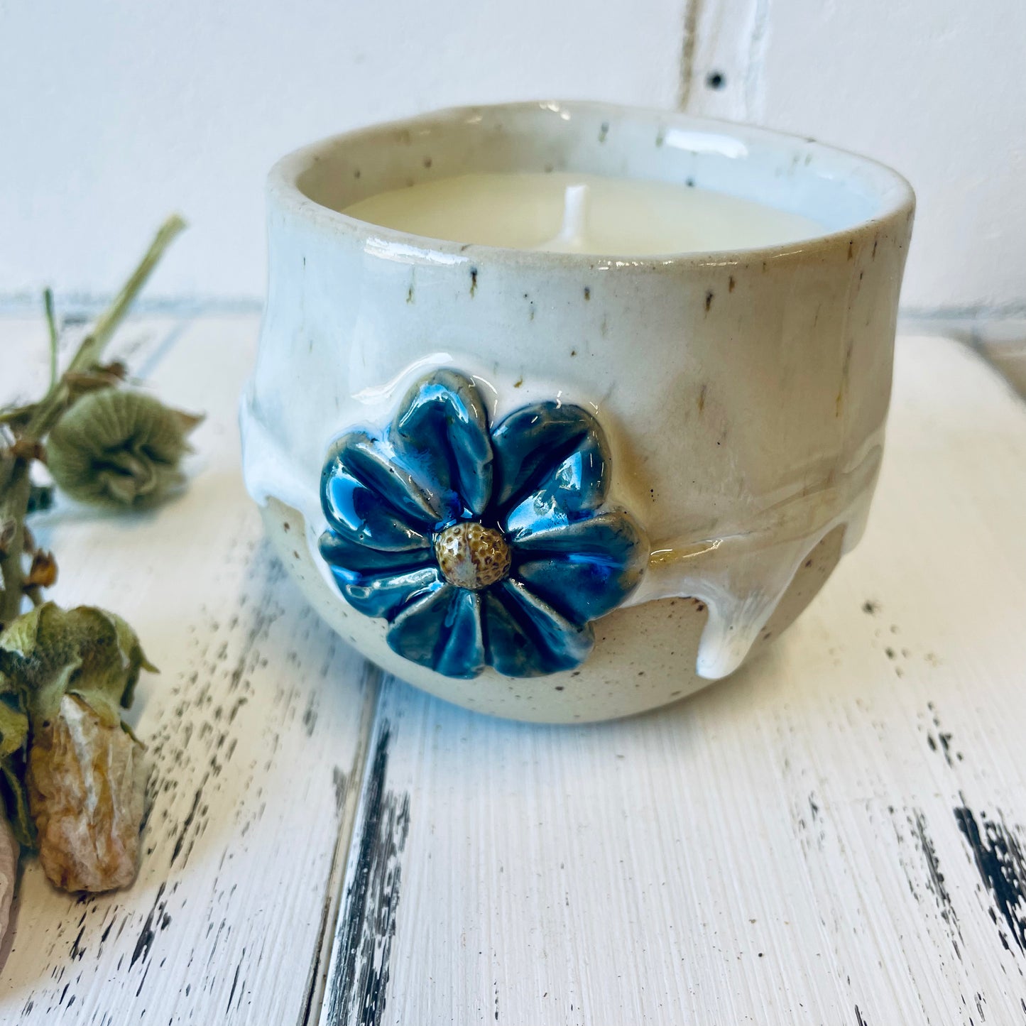 Handgemachte Kerze in Keramiktasse mit Blüten-Relief, Steinzeugkeramik, Bienenwachskerze