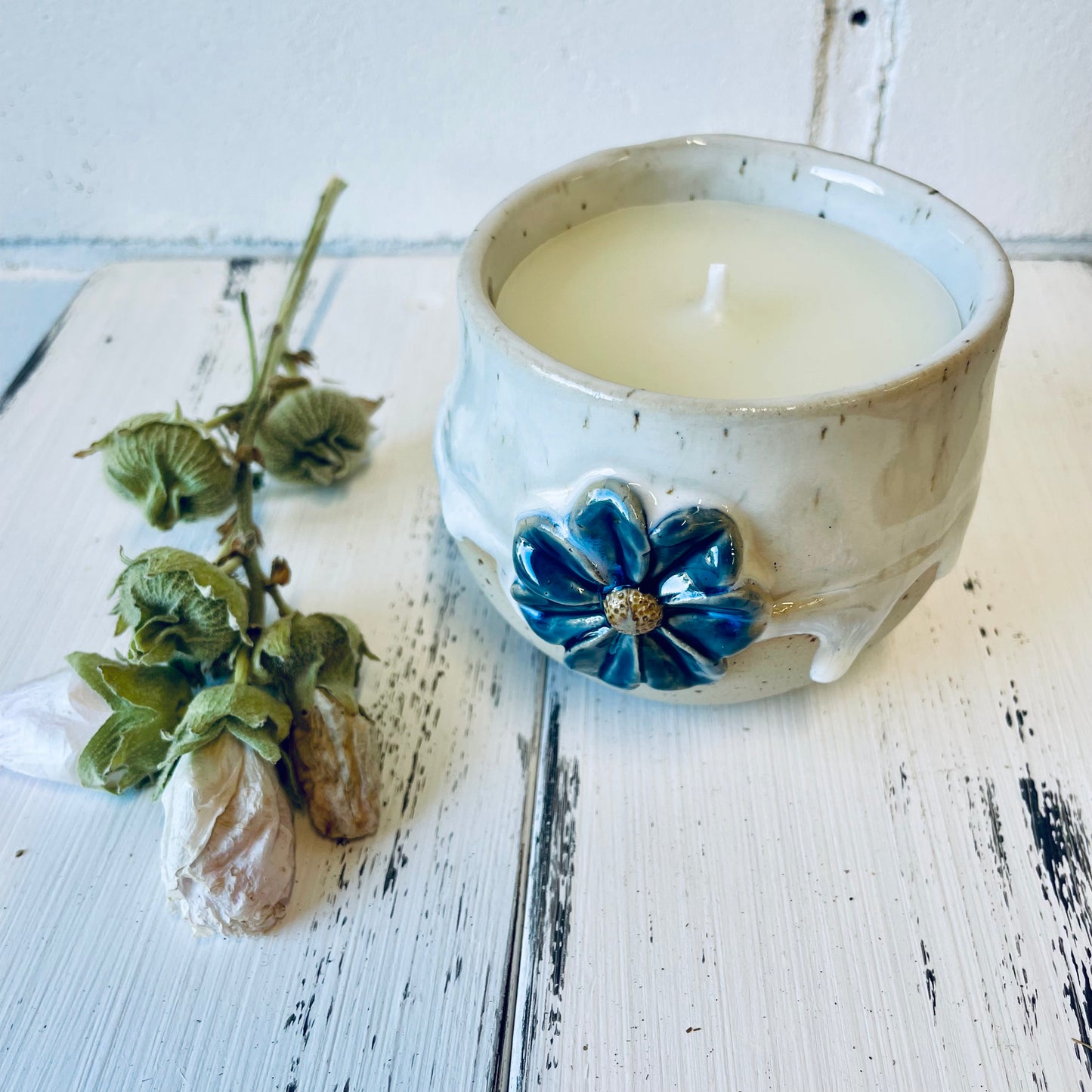 Handgemachte Kerze in Keramiktasse mit Blüten-Relief, Steinzeugkeramik, Bienenwachskerze