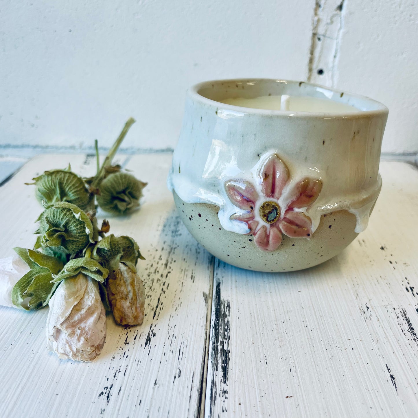 Handgemachte Kerze in Keramiktasse mit Blüten-Relief, Steinzeugkeramik, Bienenwachskerze