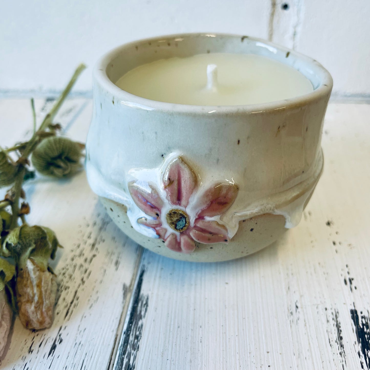 Handgemachte Kerze in Keramiktasse mit Blüten-Relief, Steinzeugkeramik, Bienenwachskerze