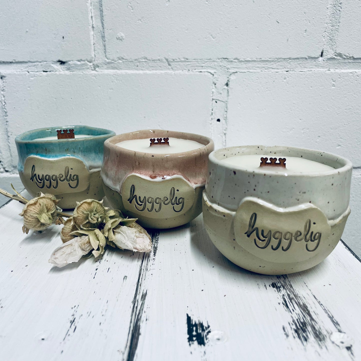 Handgemachte Kerze | Keramik im Becher | „hyggelig“ | Holzdocht & Bienenwachs | Nachhaltig und wiederverwendbar