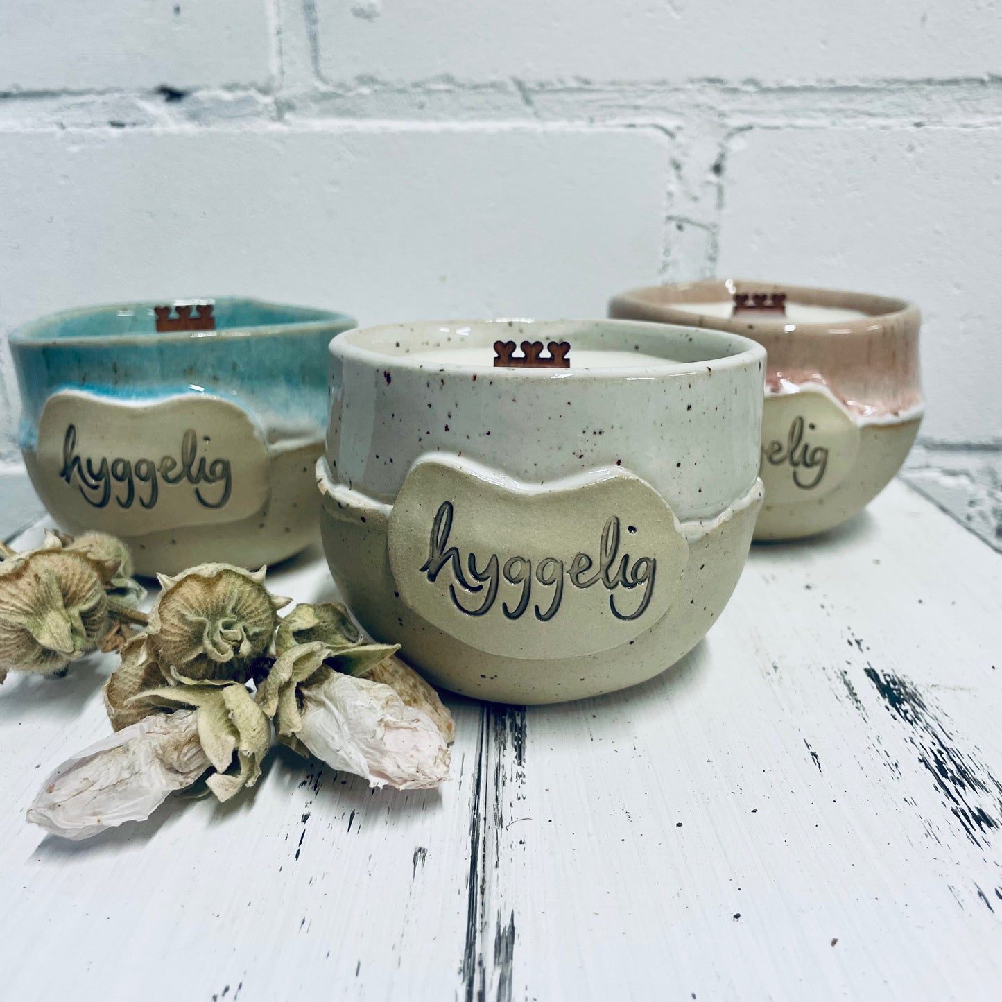 Handgemachte Kerze | Keramik im Becher | „hyggelig“ | Holzdocht & Bienenwachs | Nachhaltig und wiederverwendbar