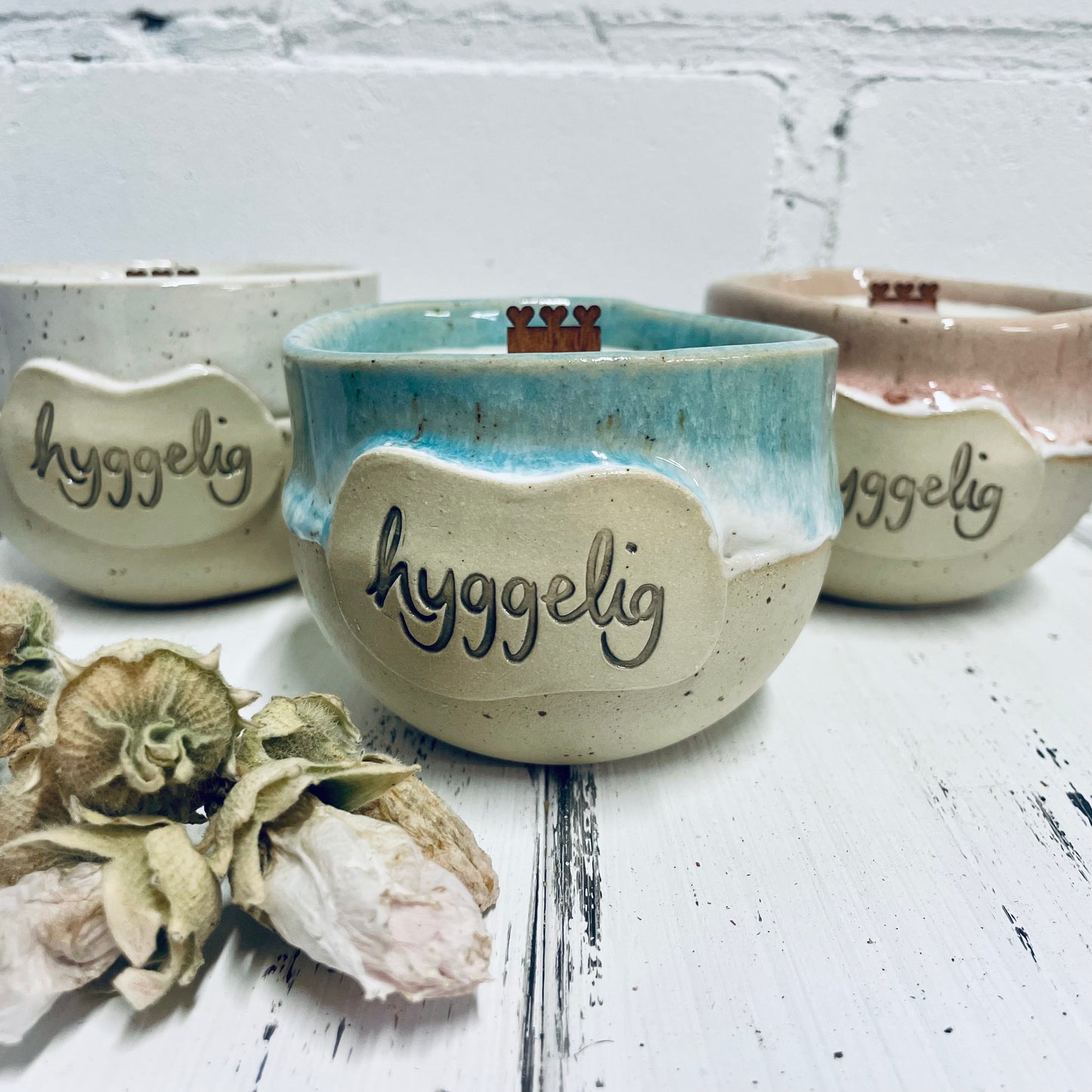 Handgemachte Kerze | Keramik im Becher | „hyggelig“ | Holzdocht & Bienenwachs | Nachhaltig und wiederverwendbar