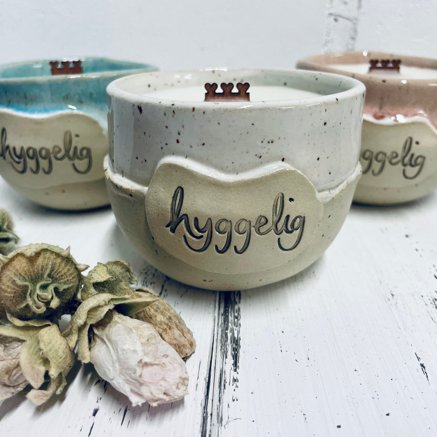 Handgemachte Kerze | Keramik im Becher | „hyggelig“ | Holzdocht & Bienenwachs | Nachhaltig und wiederverwendbar