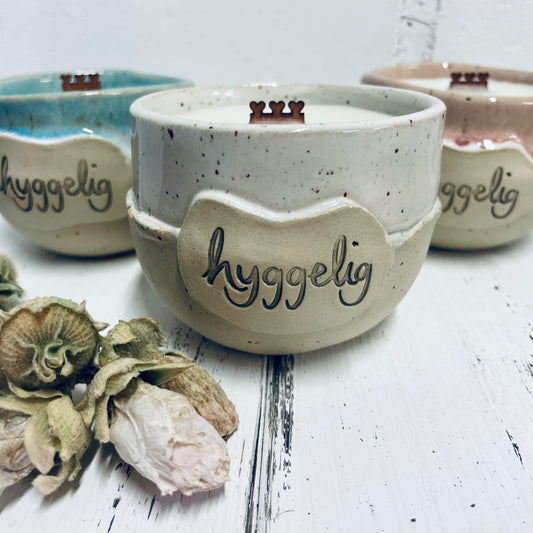 Handgemachte Kerze | Keramik im Becher | „hyggelig“ | Holzdocht & Bienenwachs | Nachhaltig und wiederverwendbar