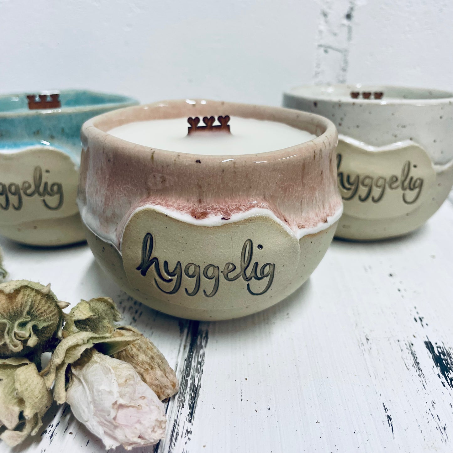 Handgemachte Kerze | Keramik im Becher | „hyggelig“ | Holzdocht & Bienenwachs | Nachhaltig und wiederverwendbar