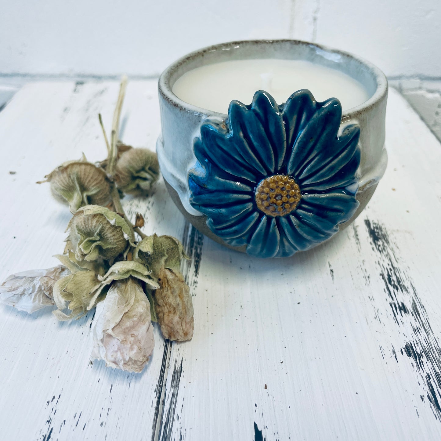 Handgemachte Kerze in Keramiktasse mit Blüten-Relief, Steinzeugkeramik, Bienenwachskerze