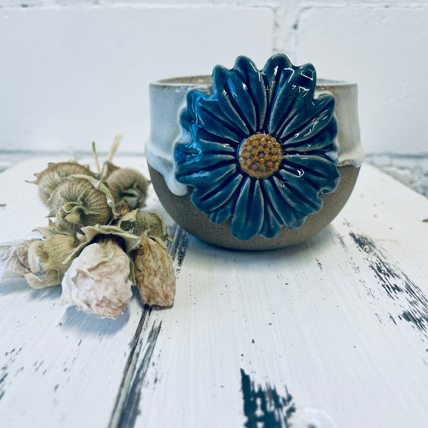 Handgemachte Kerze in Keramiktasse mit Blüten-Relief, Steinzeugkeramik, Bienenwachskerze