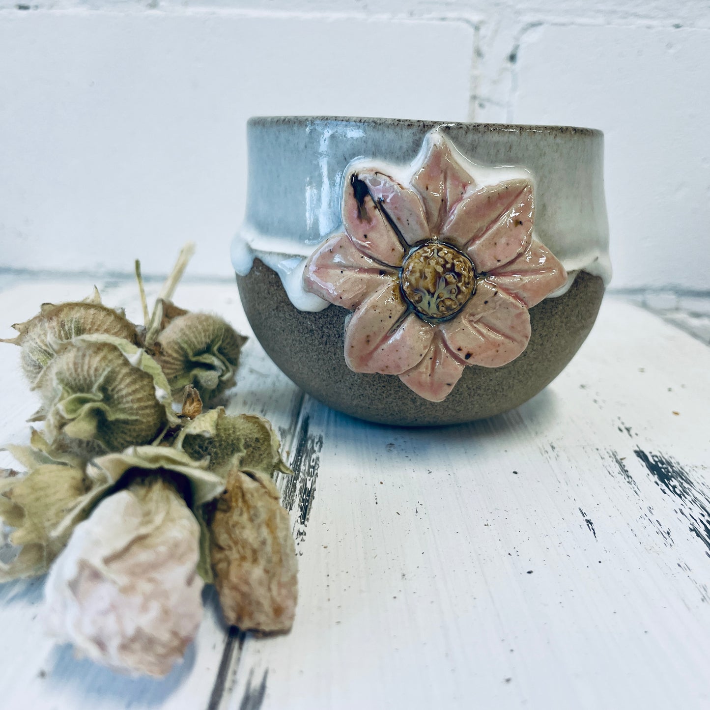 Handgemachte Kerze in Keramiktasse mit Blüten-Relief, Steinzeugkeramik, Bienenwachskerze