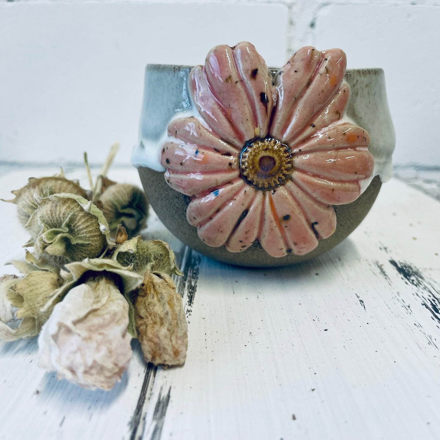 Handgemachte Kerze in Keramiktasse mit Blüten-Relief, Steinzeugkeramik, Bienenwachskerze