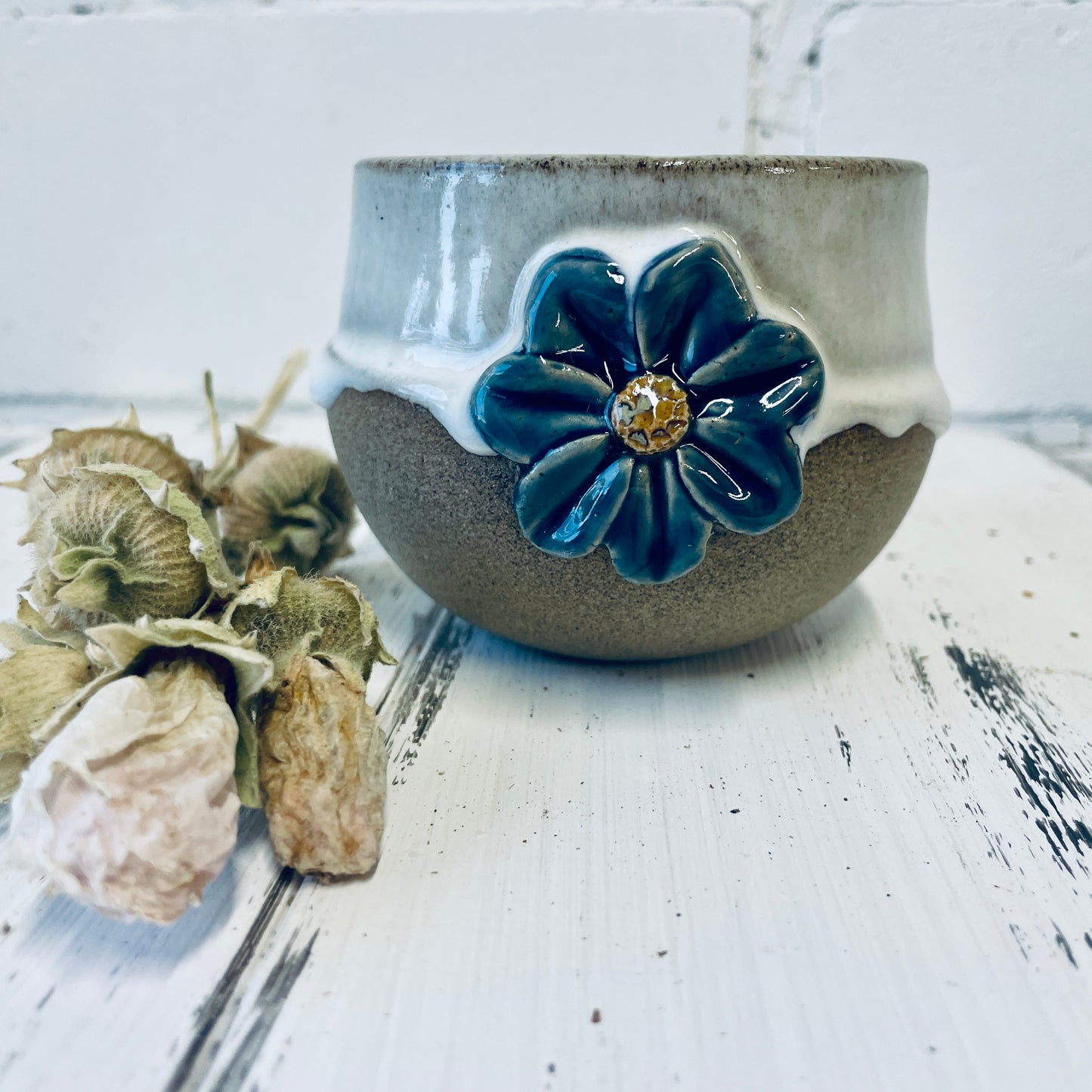 Handgemachte Kerze in Keramiktasse mit Blüten-Relief, Steinzeugkeramik, Bienenwachskerze