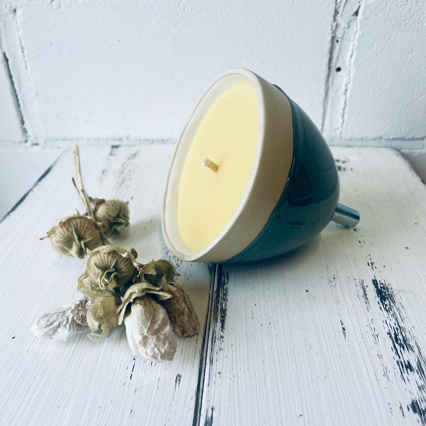 Gartenfackel aus Keramik – handgemacht & mit Bienenwachs gefüllt