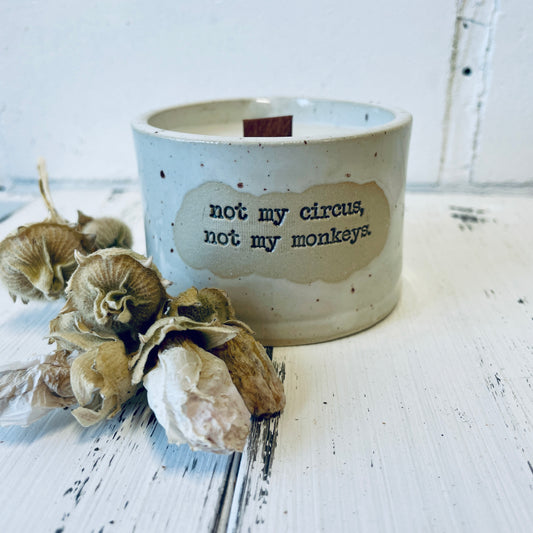 Keramik-Kerze mit Spruch – „not my circus, not my monkeys“