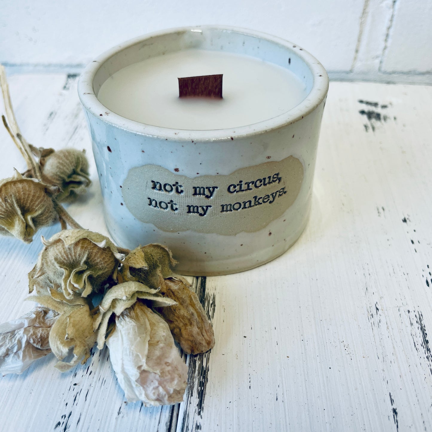 Keramik-Kerze mit Spruch – „not my circus, not my monkeys“