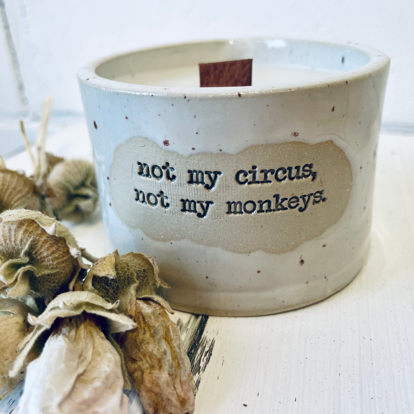 Keramik-Kerze mit Spruch – „not my circus, not my monkeys“