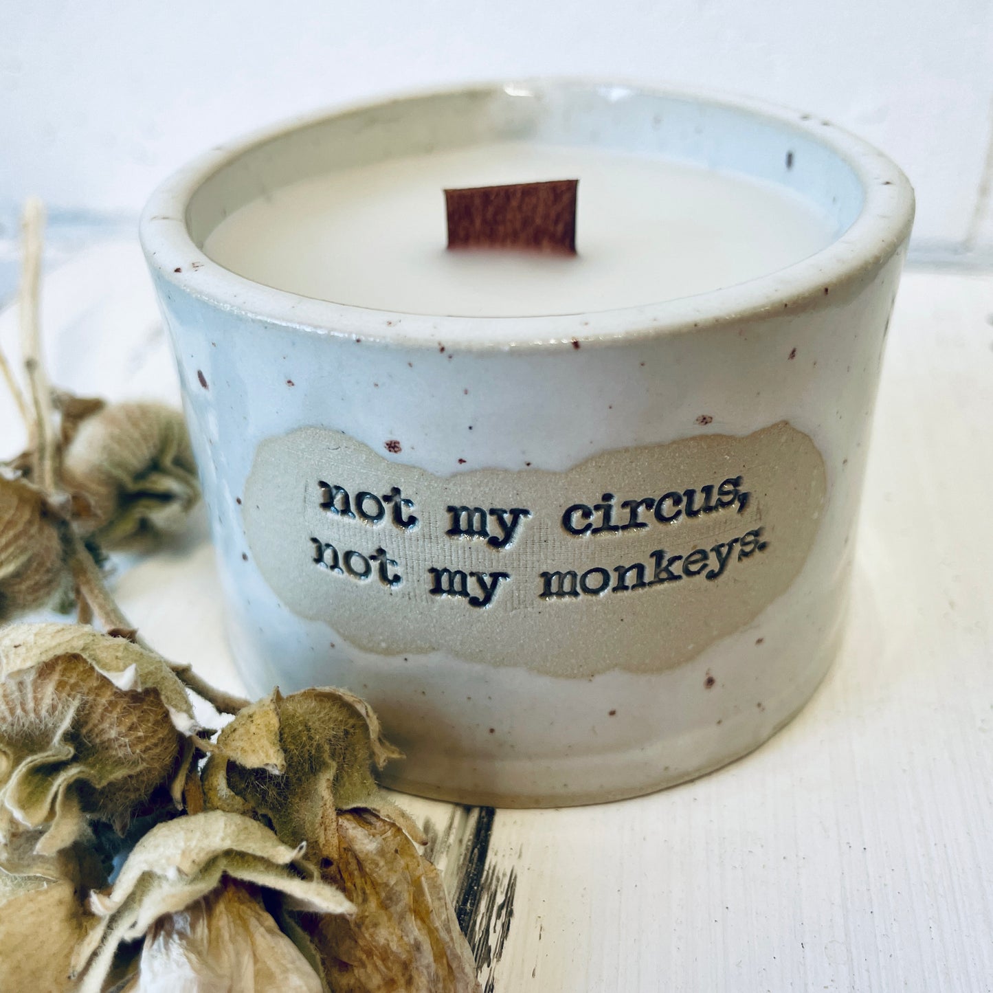 Keramik-Kerze mit Spruch – „not my circus, not my monkeys“
