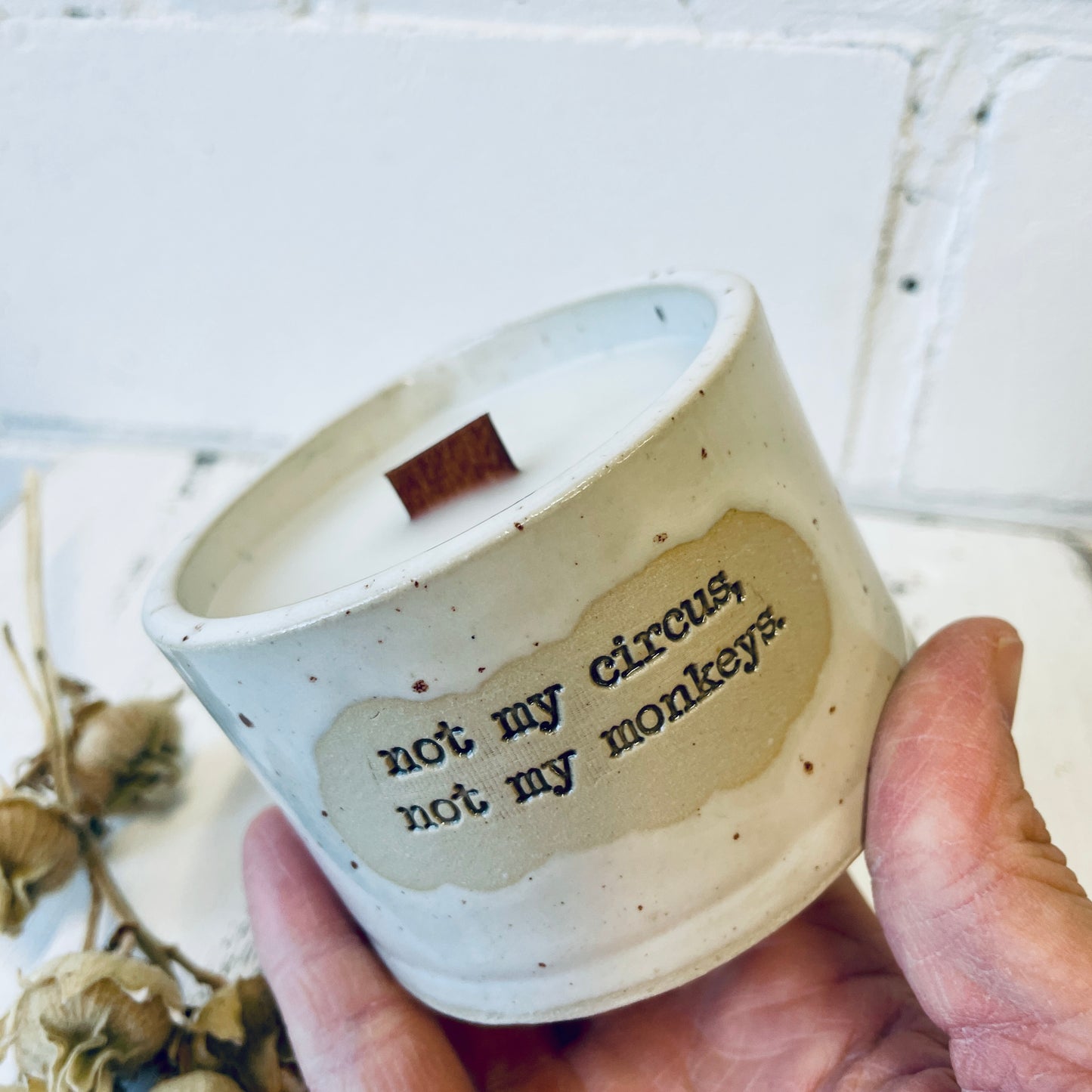 Keramik-Kerze mit Spruch – „not my circus, not my monkeys“