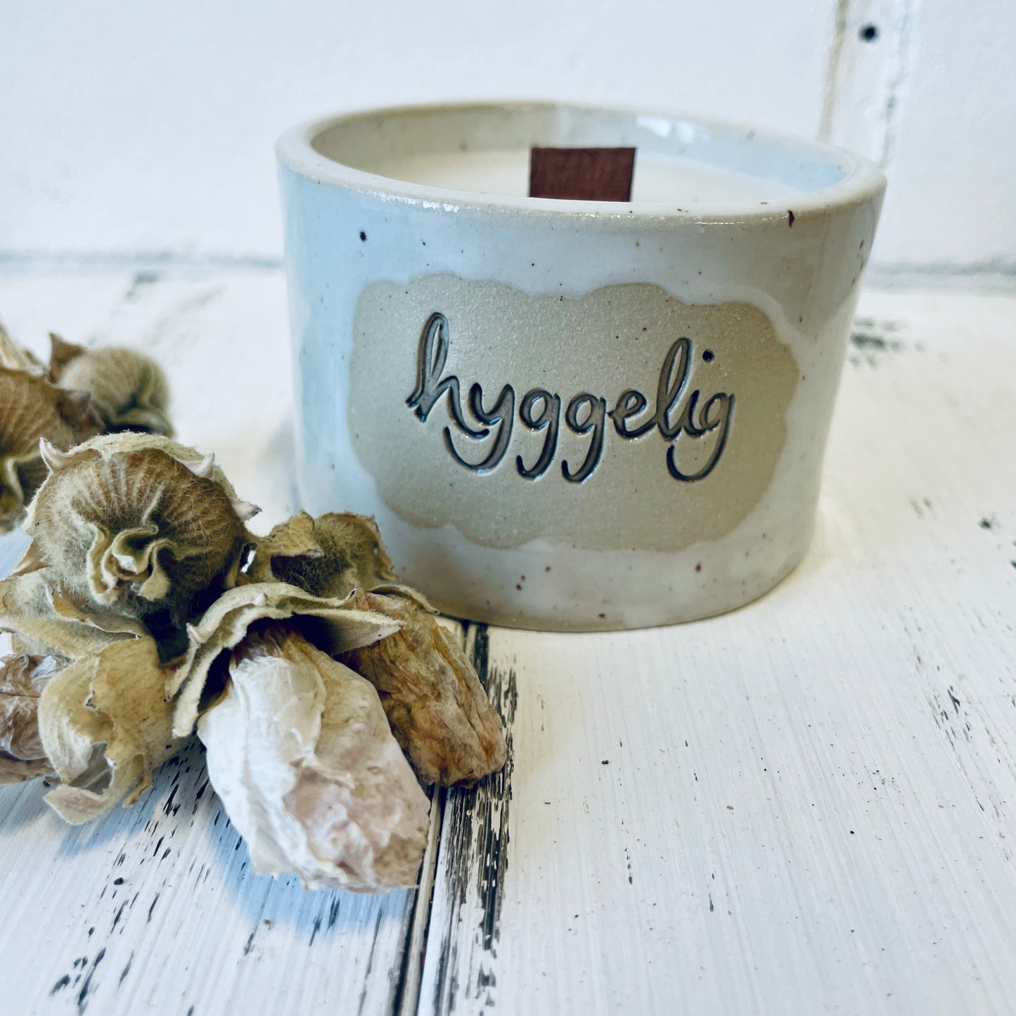 Keramik-Kerze mit Spruch – „hyggelig“