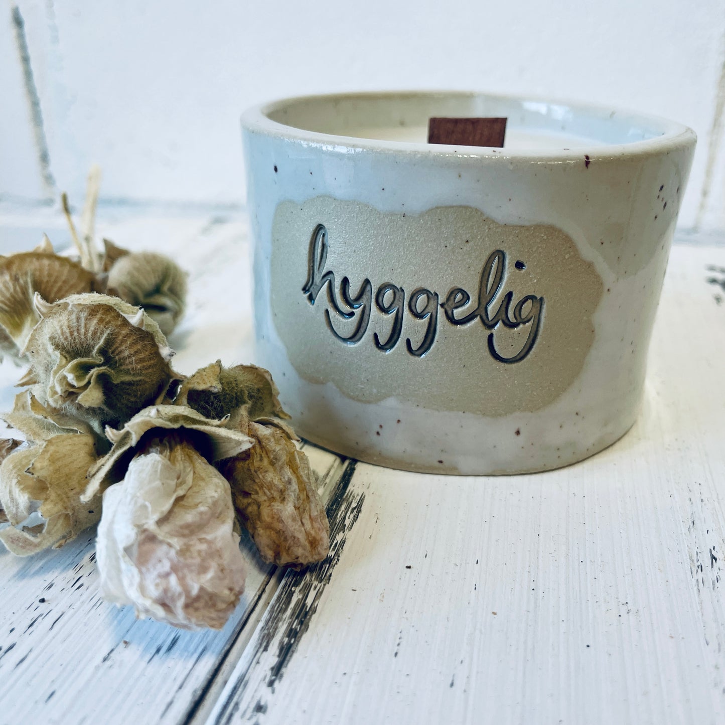 Keramik-Kerze mit Spruch – „hyggelig“