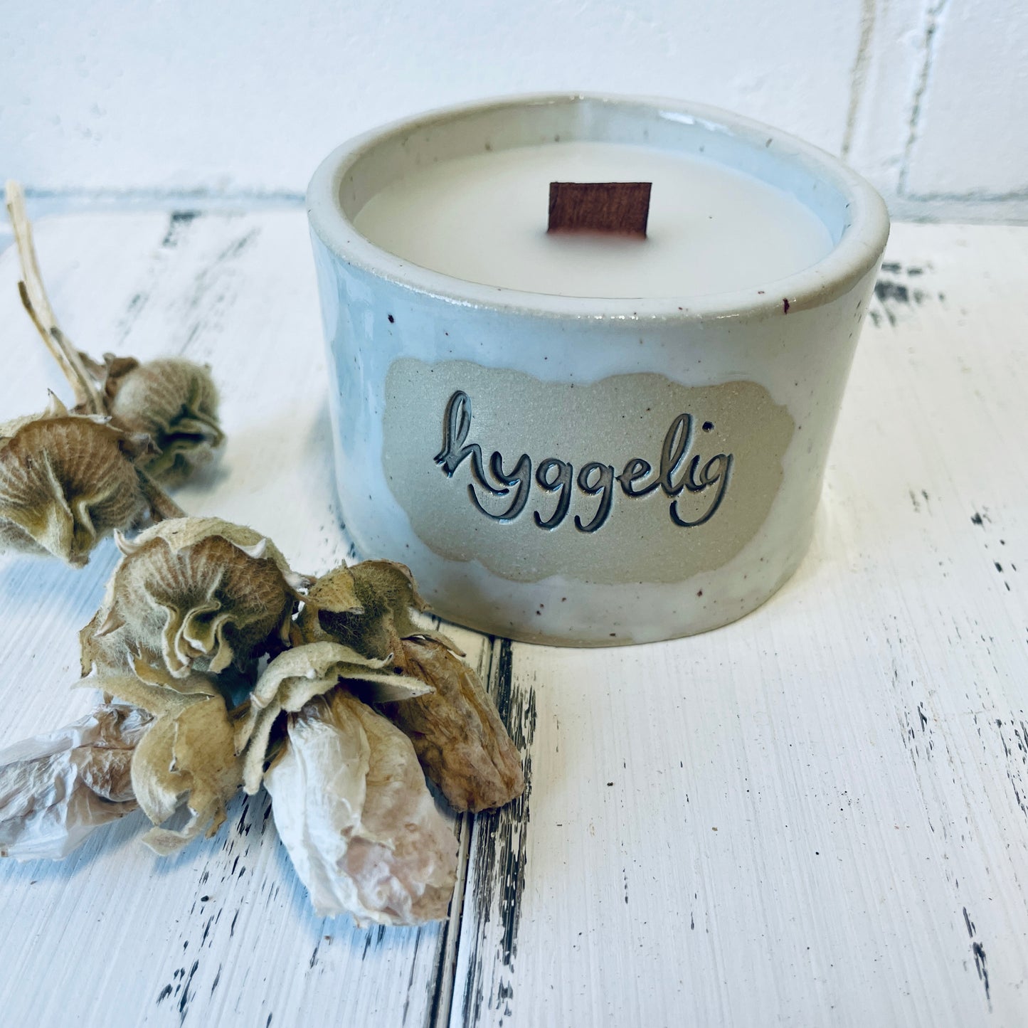 Keramik-Kerze mit Spruch – „hyggelig“