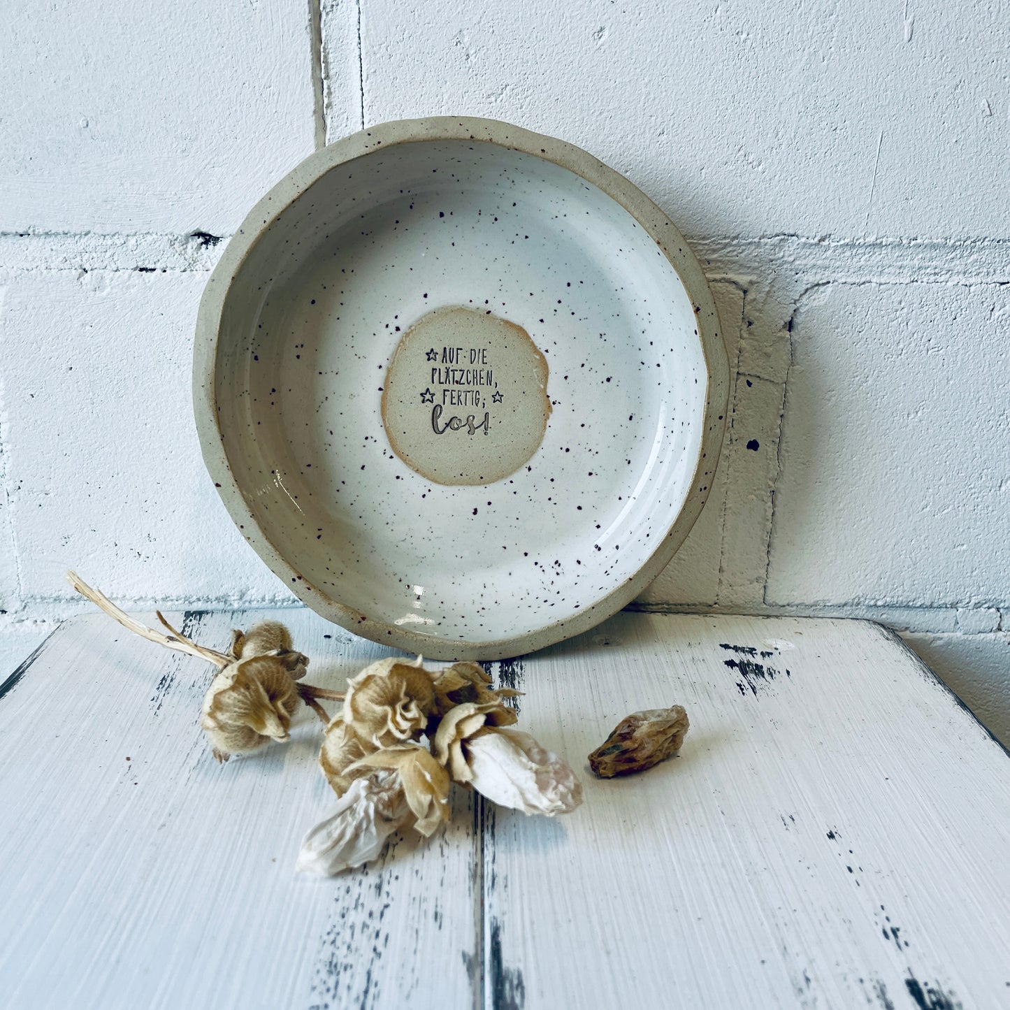 Keksteller „Auf die Plätzchen, fertig, los!“ – 14 cm · Handgemachte Keramik