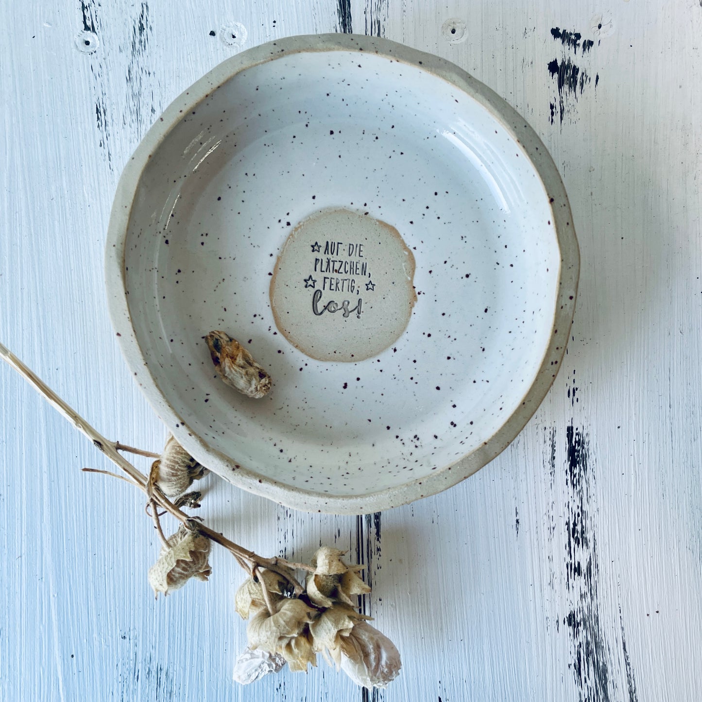 Keksteller „Auf die Plätzchen, fertig, los!“ – 14 cm · Handgemachte Keramik